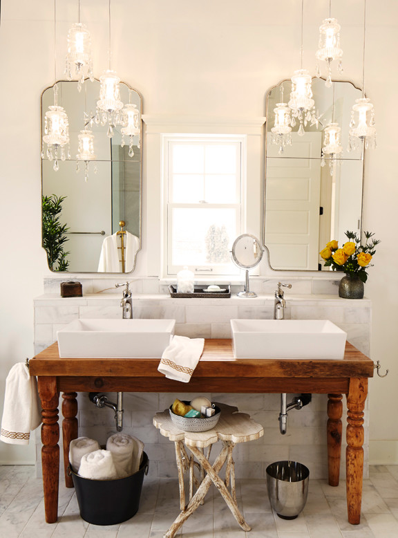 Ejemplo de cuarto de baño principal rural con baldosas y/o azulejos blancos, paredes blancas y lavabo sobreencimera