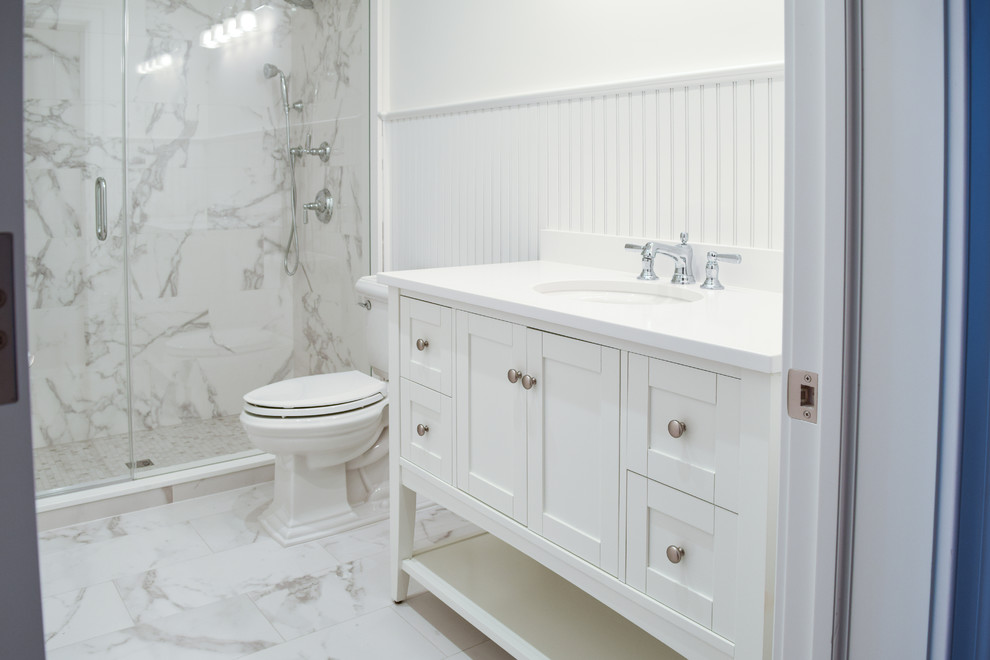 Foto de cuarto de baño principal clásico de tamaño medio con armarios con paneles empotrados, puertas de armario blancas, ducha empotrada, paredes blancas, suelo de mármol, lavabo bajoencimera y encimera de mármol