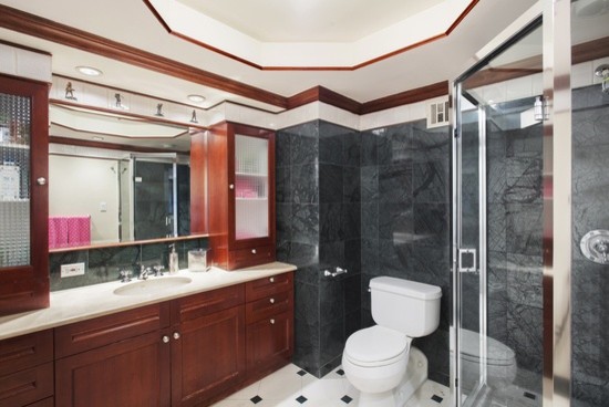 Пример оригинального дизайна: большая главная ванная комната в современном стиле с врезной раковиной, стеклянными фасадами, фасадами цвета дерева среднего тона, мраморной столешницей, душем без бортиков и писсуаром