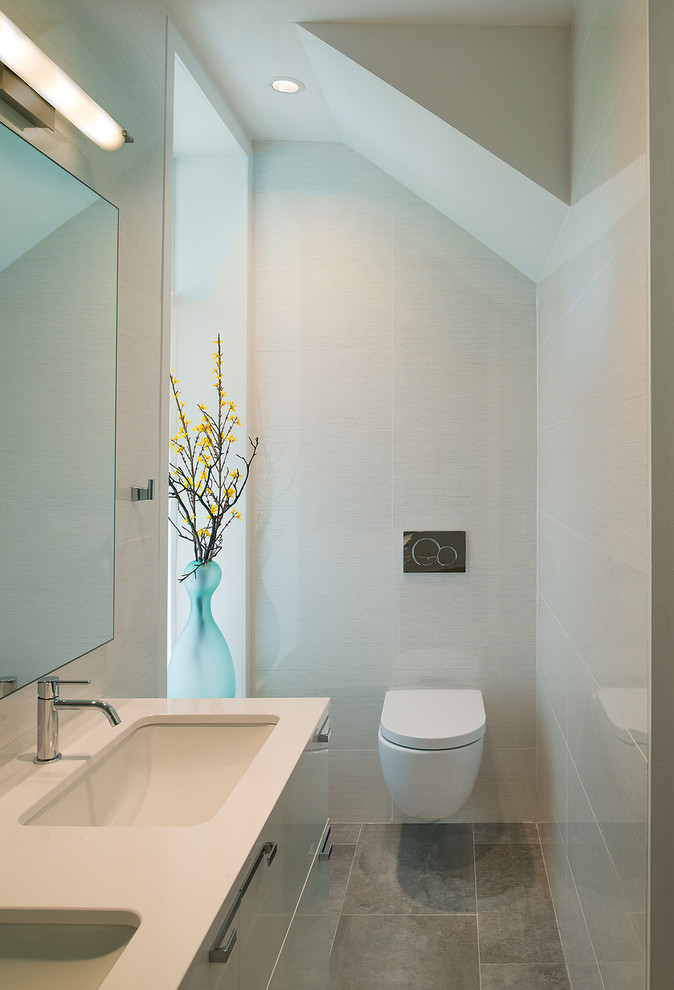 Inspiration för ett litet funkis en-suite badrum, med en vägghängd toalettstol, vita väggar, ett undermonterad handfat, släta luckor, vita skåp, bänkskiva i kvarts, en dusch i en alkov, vit kakel, keramikplattor och klinkergolv i porslin