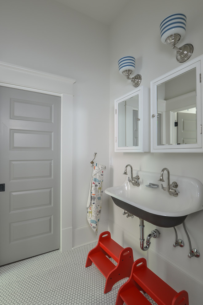 Imagen de cuarto de baño rectangular clásico renovado con baldosas y/o azulejos negros, baldosas y/o azulejos de cerámica y paredes blancas