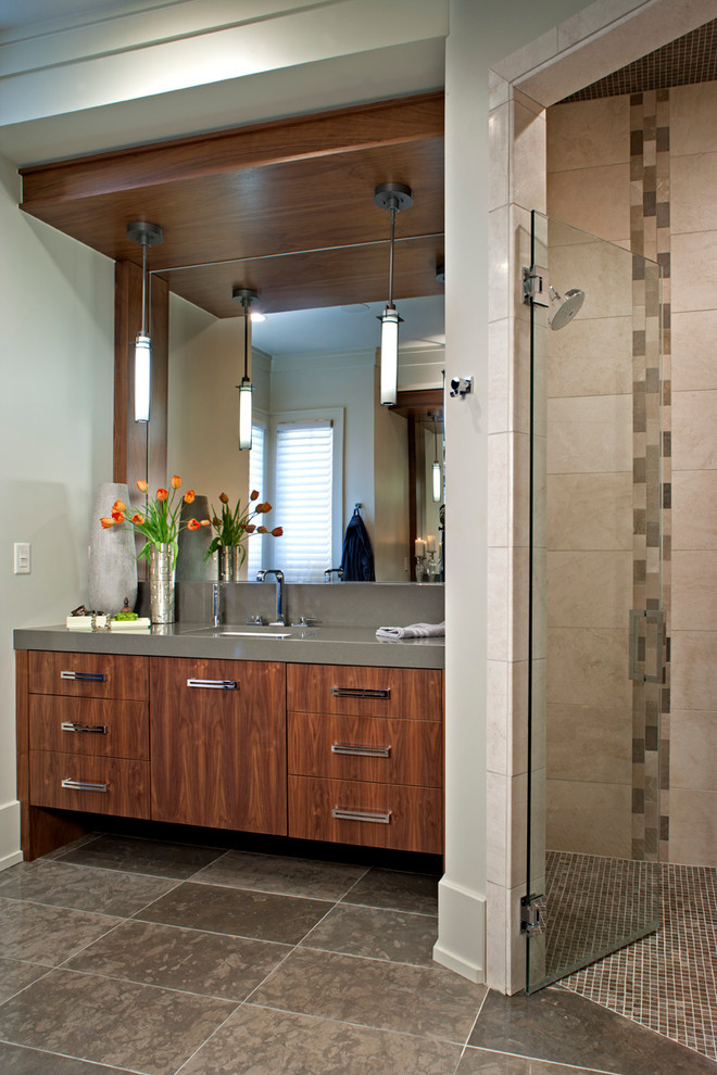 Idée de décoration pour une grande salle de bain principale minimaliste en bois foncé avec un lavabo encastré, un plan de toilette en quartz modifié, une baignoire indépendante, une douche d'angle, un carrelage gris, un carrelage de pierre, un mur beige et un sol en calcaire.