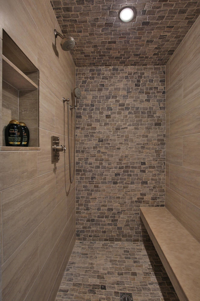 他の地域にある高級な広いコンテンポラリースタイルのおしゃれなマスターバスルーム (オープン型シャワー、グレーのタイル、石タイル、グレーの壁、スレートの床、アンダーカウンター洗面器) の写真