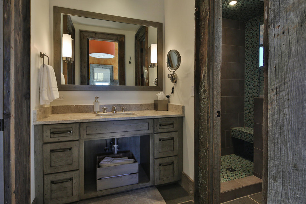 Inredning av ett modernt stort en-suite badrum, med luckor med infälld panel, skåp i slitet trä, grå kakel, stenkakel, grå väggar, klinkergolv i keramik, ett undermonterad handfat, bänkskiva i täljsten och en öppen dusch