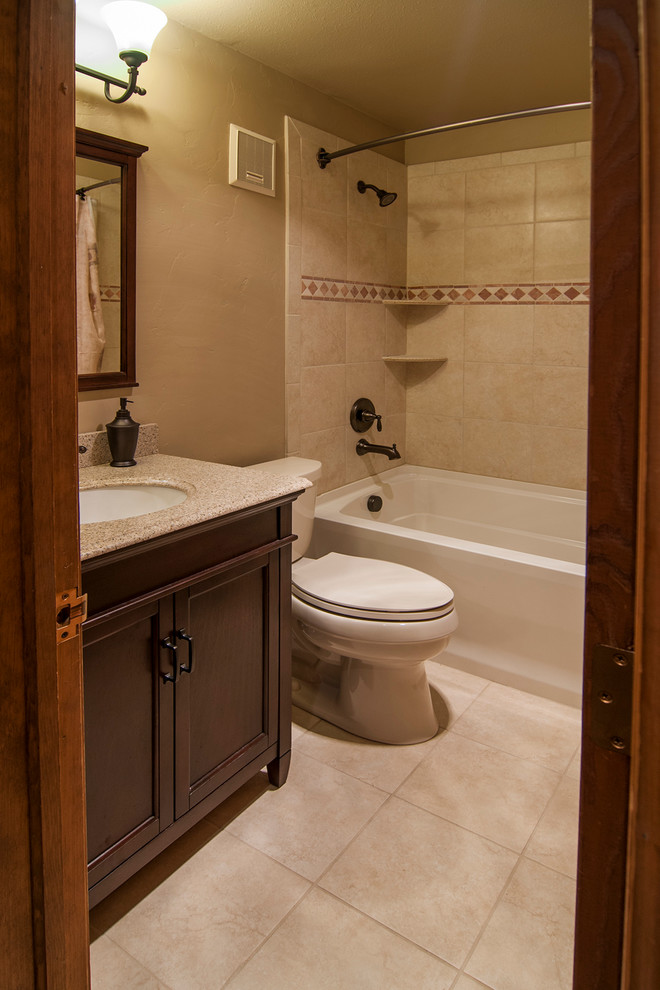 Пример оригинального дизайна: ванная комната среднего размера в стиле рустика с фасадами с утопленной филенкой, темными деревянными фасадами, душем над ванной, бежевой плиткой, керамической плиткой, бежевыми стенами, полом из керамической плитки и душевой кабиной
