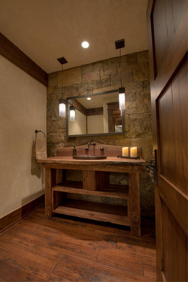 Cette photo montre une salle de bain montagne avec un plan de toilette en bois.