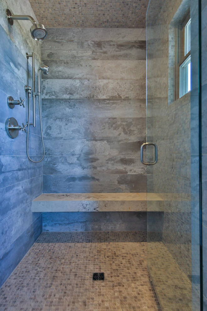 Aménagement d'une grande salle de bain principale contemporaine avec une baignoire encastrée, une douche double, un carrelage gris, un carrelage de pierre, un mur gris, un sol en carrelage de céramique et un lavabo encastré.