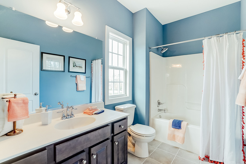 На фото: большая детская ванная комната в классическом стиле с плоскими фасадами, темными деревянными фасадами, накладной ванной, душем над ванной, унитазом-моноблоком, серой плиткой, керамической плиткой, синими стенами, полом из керамической плитки, накладной раковиной, столешницей из искусственного кварца и шторкой для ванной