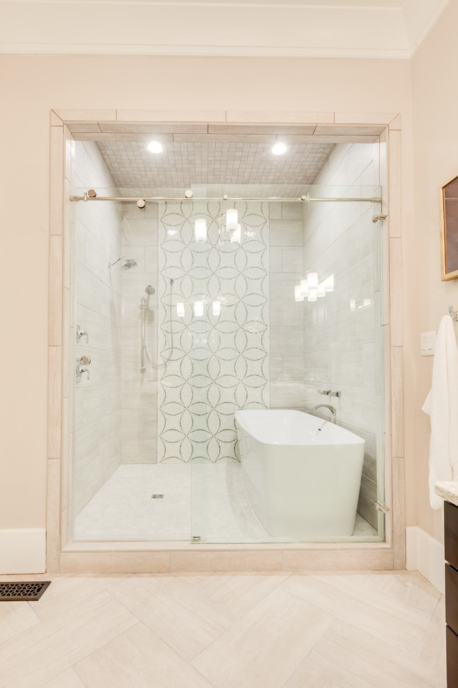 Bild på ett stort amerikanskt en-suite badrum, med ett fristående badkar, en dusch/badkar-kombination, grå kakel, keramikplattor, grå väggar och klinkergolv i keramik