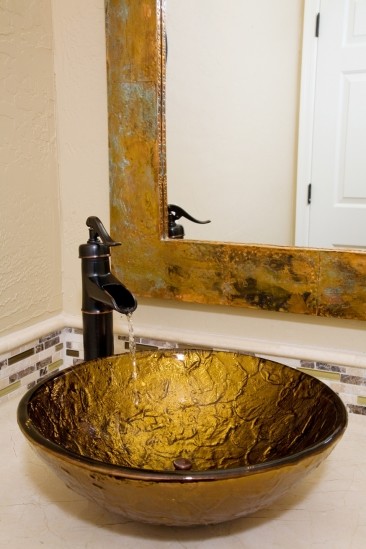 Esempio di una stanza da bagno con doccia chic di medie dimensioni con lavabo a bacinella, WC monopezzo, piastrelle multicolore e pareti beige