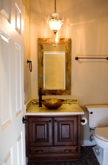 Ispirazione per una stanza da bagno con doccia tradizionale di medie dimensioni con lavabo a bacinella, WC monopezzo, piastrelle multicolore e pareti beige