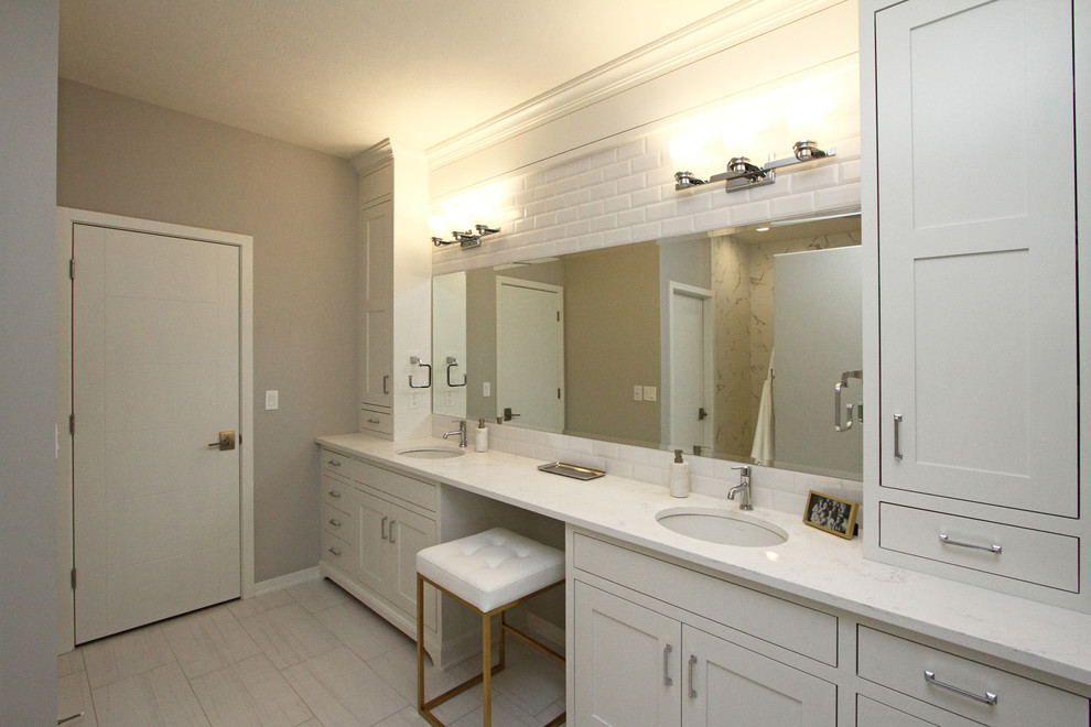 Inspiration för ett funkis badrum, med grå skåp, en öppen dusch, grå kakel, ett undermonterad handfat och vitt golv