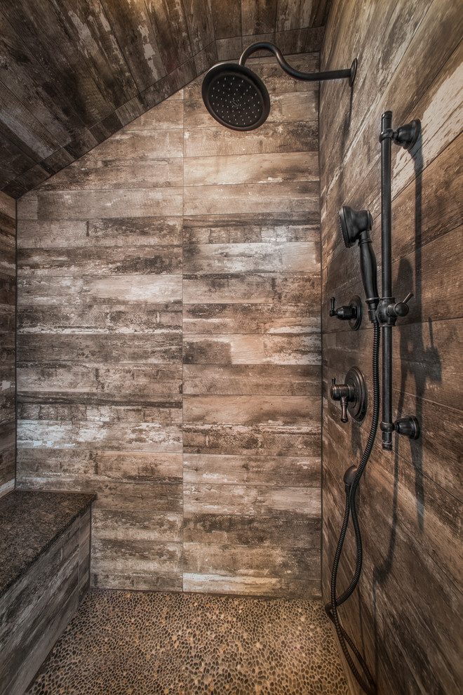 Inspiration för mellanstora rustika badrum med dusch, med luckor med infälld panel, skåp i slitet trä, en dusch i en alkov, brun kakel, vita väggar, mörkt trägolv, granitbänkskiva, en toalettstol med hel cisternkåpa, ett undermonterad handfat, brunt golv, dusch med gångjärnsdörr och keramikplattor