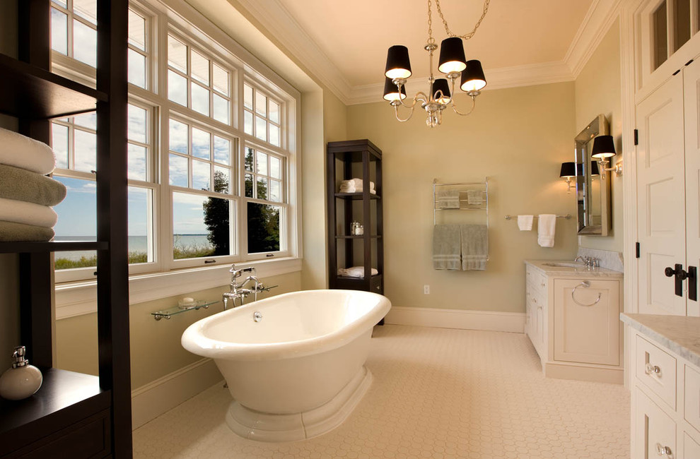 Идея дизайна: большая главная ванная комната в классическом стиле с отдельно стоящей ванной, фасадами в стиле шейкер, белыми фасадами, бежевыми стенами, полом из керамогранита, врезной раковиной, столешницей из кварцита и белым полом