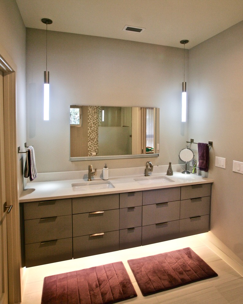 Klassisk inredning av ett mellanstort en-suite badrum, med släta luckor, beige skåp, en dusch i en alkov, vit kakel, vita väggar, klinkergolv i porslin, ett nedsänkt handfat, bänkskiva i kvartsit, beiget golv och med dusch som är öppen