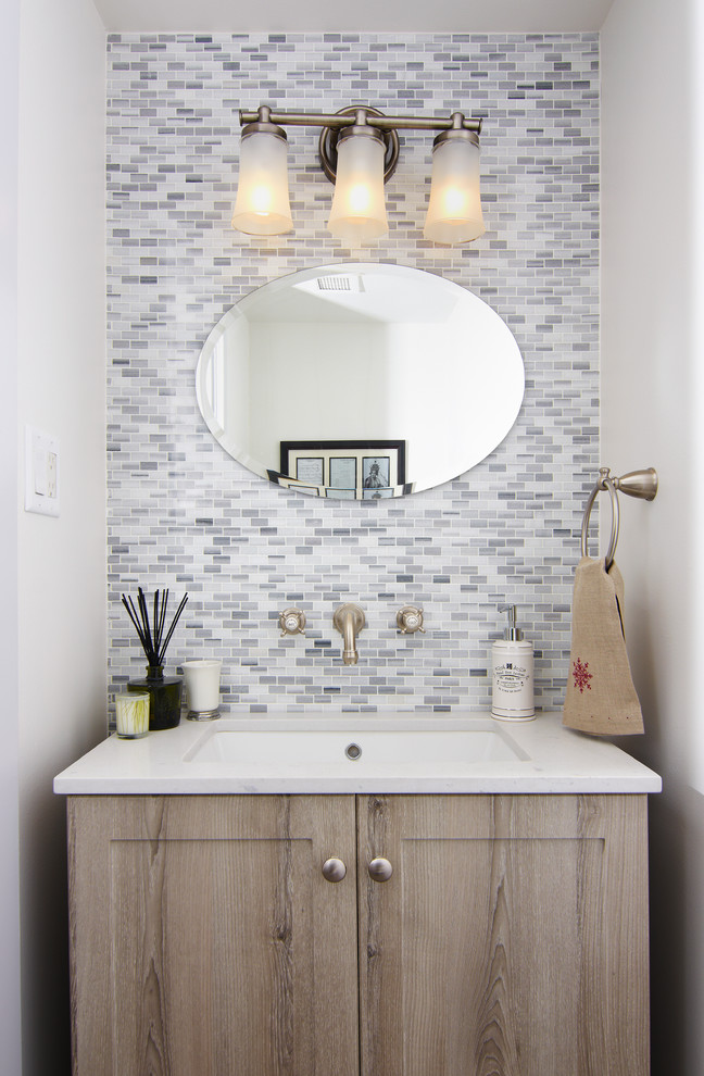 Идея дизайна: ванная комната в классическом стиле с врезной раковиной, фасадами в стиле шейкер, светлыми деревянными фасадами, белой плиткой, плиткой мозаикой и белыми стенами