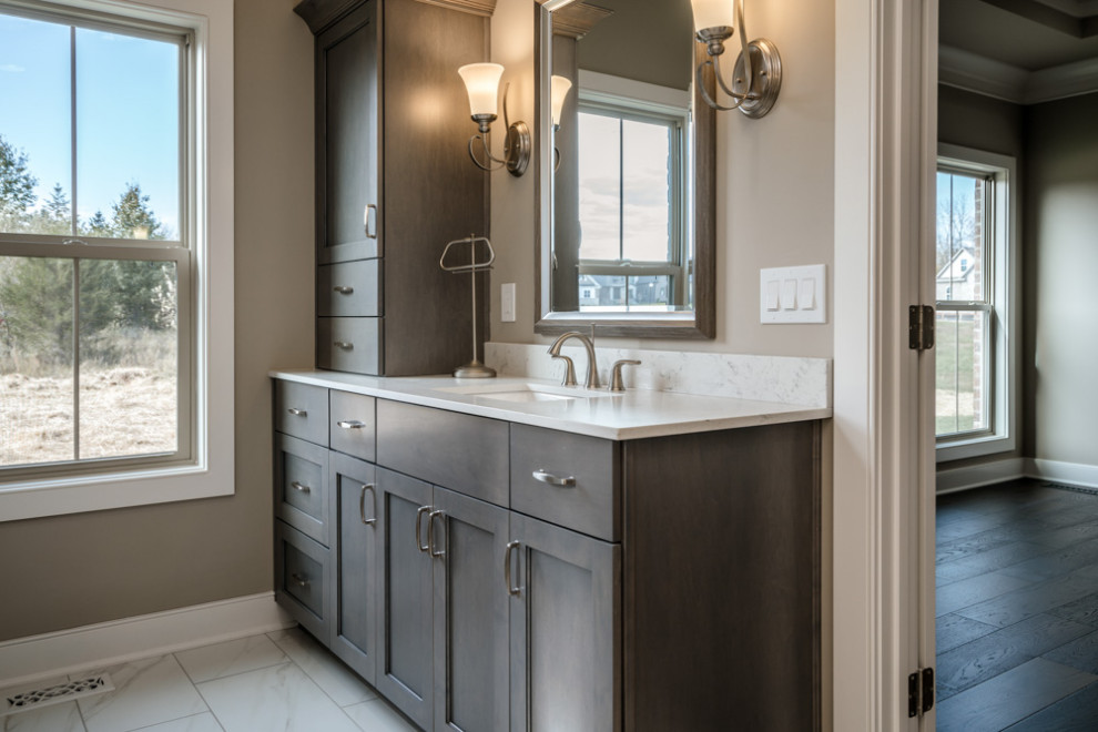 Idéer för vintage vitt en-suite badrum, med grå skåp, ett fristående badkar, en hörndusch, grå väggar, klinkergolv i keramik, ett nedsänkt handfat, vitt golv och dusch med gångjärnsdörr