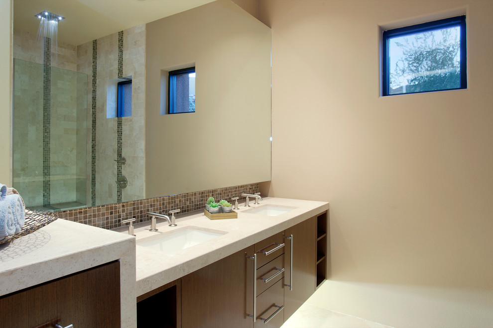 Immagine di un'ampia stanza da bagno minimal con lavabo sottopiano, ante lisce, ante marroni, top in pietra calcarea, doccia alcova, piastrelle blu, piastrelle a mosaico, pareti marroni e pavimento in travertino
