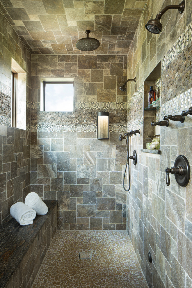 Modelo de cuarto de baño principal rústico grande con ducha doble, suelo de baldosas de porcelana, suelo beige y ducha con puerta con bisagras