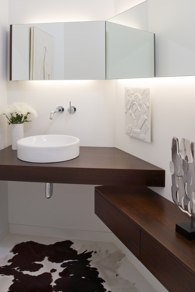 Стильный дизайн: ванная комната в стиле модернизм с настольной раковиной, столешницей из дерева и коричневой столешницей - последний тренд