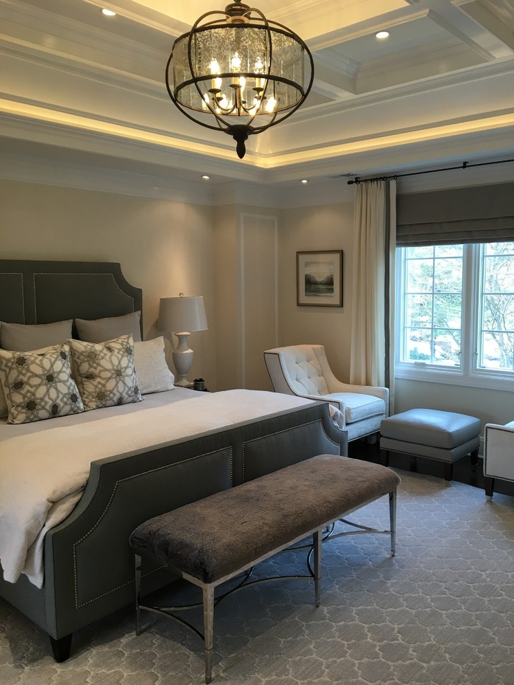 Großes Klassisches Schlafzimmer mit weißer Wandfarbe und Marmorboden in New York