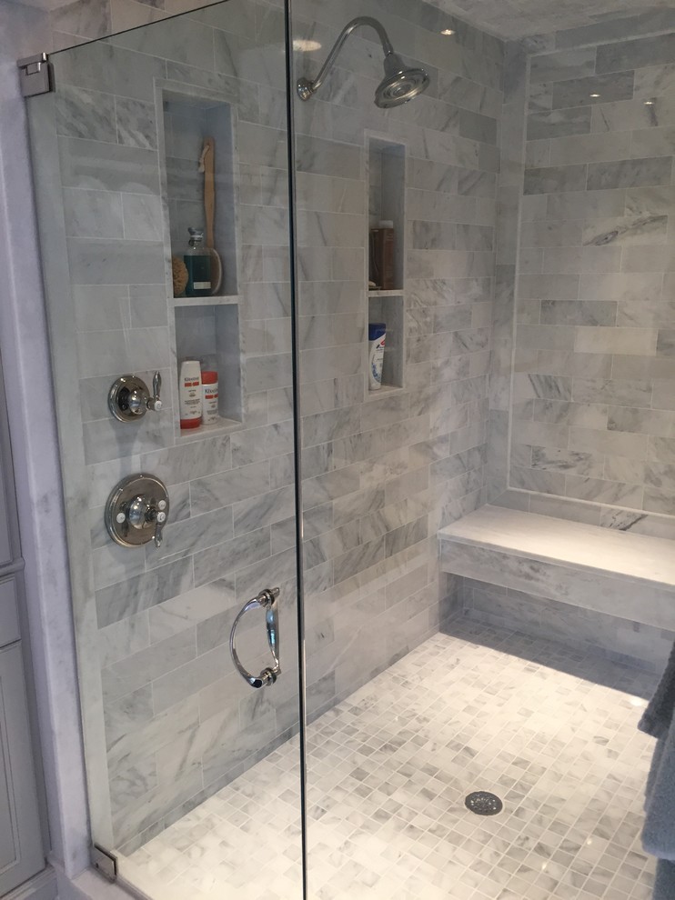 Idéer för stora vintage en-suite badrum, med luckor med infälld panel, grå skåp, ett fristående badkar, en dusch i en alkov, en toalettstol med hel cisternkåpa, vit kakel, stenkakel, vita väggar, marmorgolv, ett undermonterad handfat och marmorbänkskiva