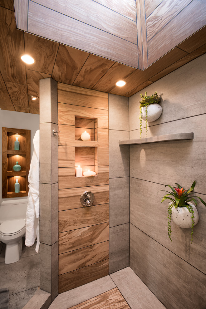 Idée de décoration pour une grande salle de bain principale minimaliste en bois foncé avec un placard à porte plane, une douche d'angle, WC à poser, un carrelage gris, des carreaux de céramique, un mur blanc, un sol en carrelage de céramique, une vasque, un plan de toilette en béton, un sol gris et aucune cabine.