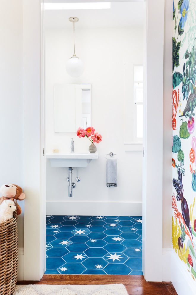 Ejemplo de cuarto de baño único contemporáneo con paredes blancas, suelo de azulejos de cemento, lavabo suspendido y suelo azul