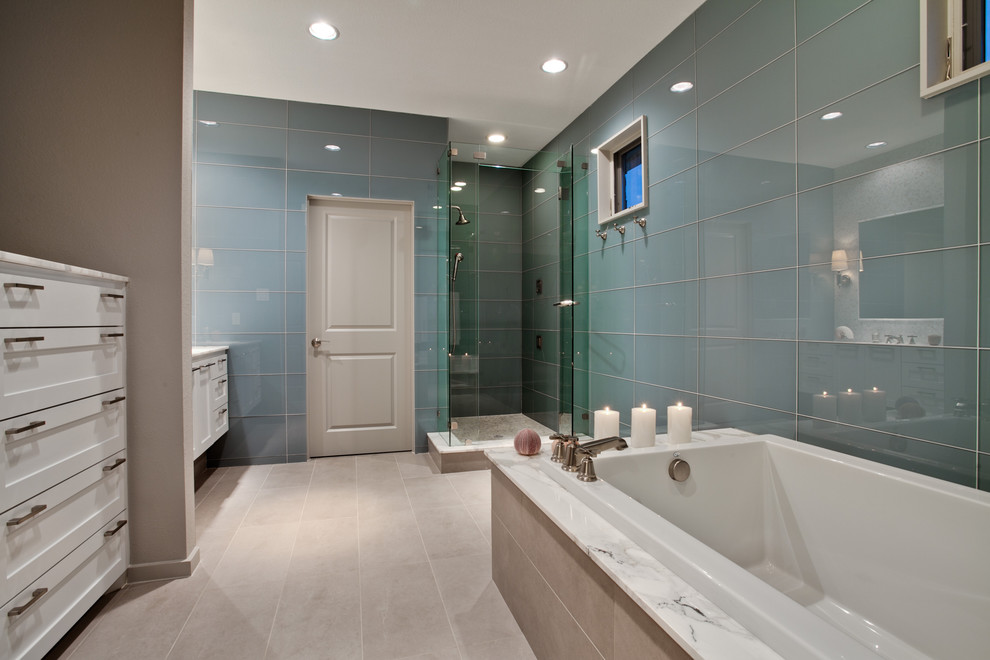 Foto di una grande stanza da bagno padronale classica con vasca da incasso, ante in stile shaker, ante bianche, piastrelle blu, piastrelle di vetro, pareti blu, pavimento in gres porcellanato, top in granito e doccia ad angolo