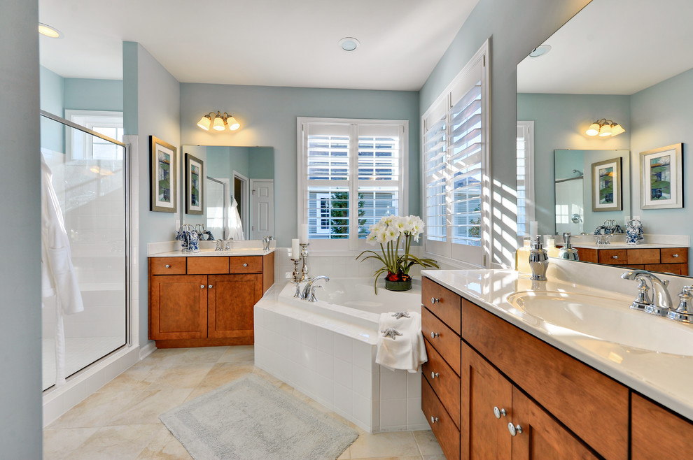 Klassisches Badezimmer mit Schrankfronten im Shaker-Stil, hellbraunen Holzschränken, Eckbadewanne und Duschnische in Philadelphia