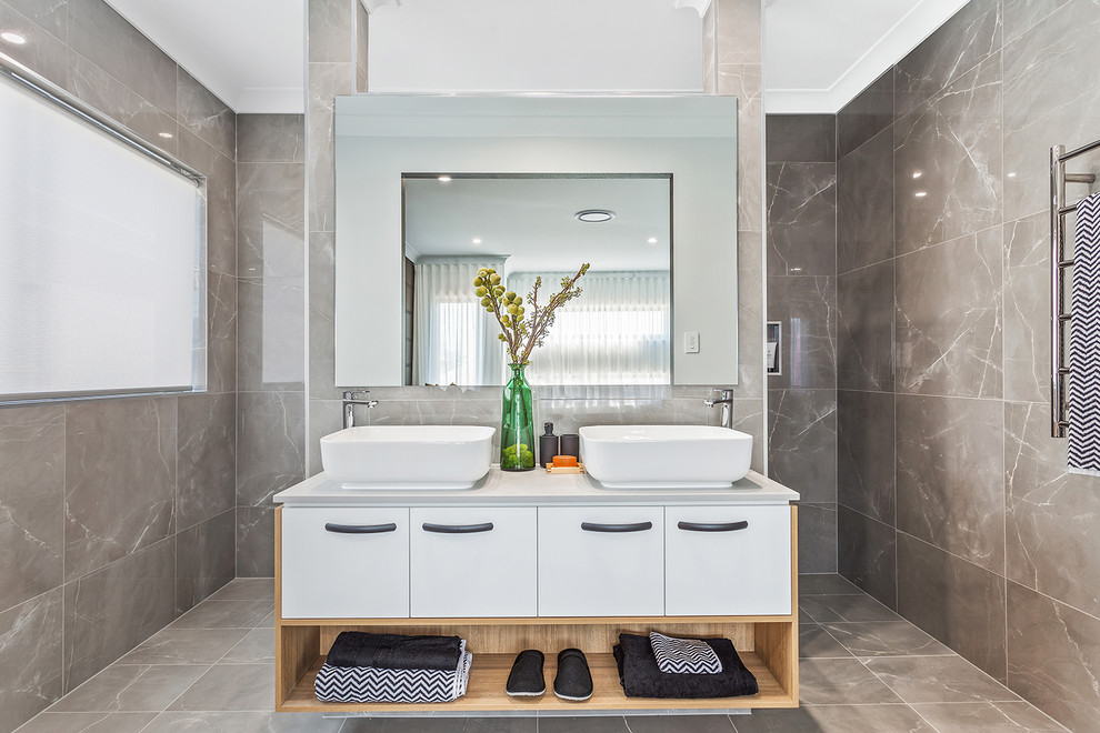 Modernes Badezimmer mit flächenbündigen Schrankfronten, weißen Schränken, grauen Fliesen, grauer Wandfarbe, Aufsatzwaschbecken, grauem Boden und grauer Waschtischplatte in Brisbane