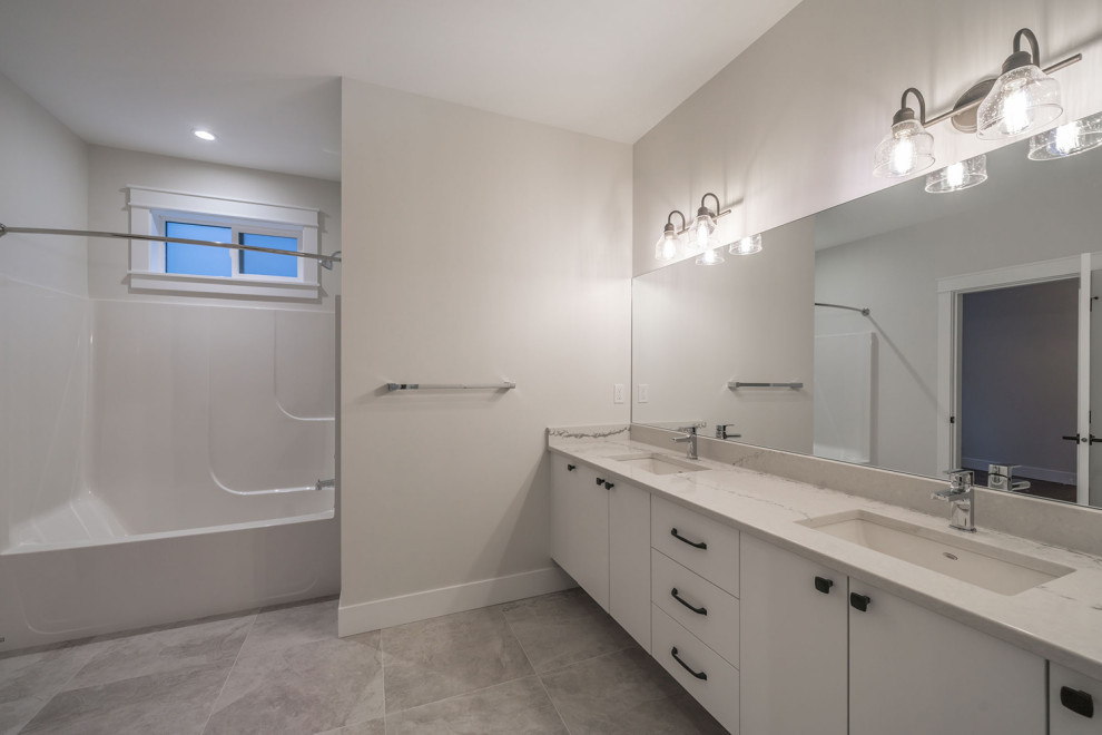 Idéer för att renovera ett mellanstort funkis vit vitt badrum, med skåp i shakerstil, vita skåp, ett badkar i en alkov, en dusch/badkar-kombination, en toalettstol med hel cisternkåpa, vita väggar, ett undermonterad handfat, grått golv och dusch med duschdraperi