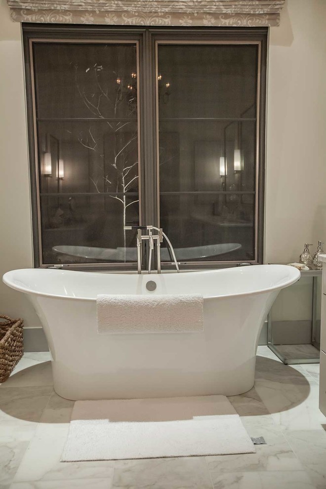 Стильный дизайн: большая главная ванная комната в классическом стиле с отдельно стоящей ванной, белой плиткой и бежевыми стенами - последний тренд