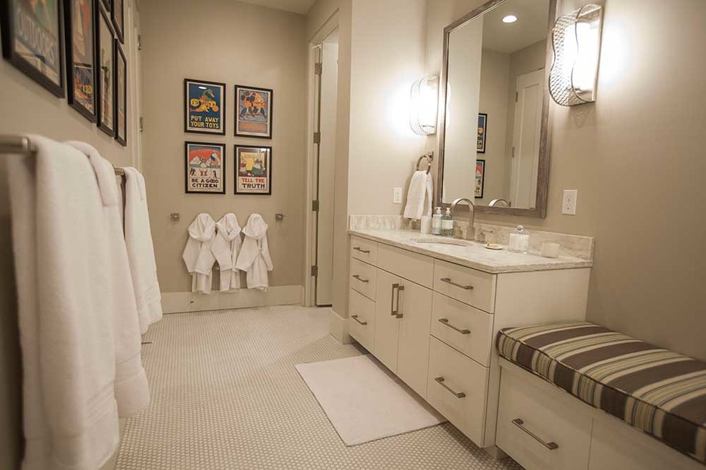 На фото: детская ванная комната среднего размера в классическом стиле с плоскими фасадами, белыми фасадами и белой плиткой