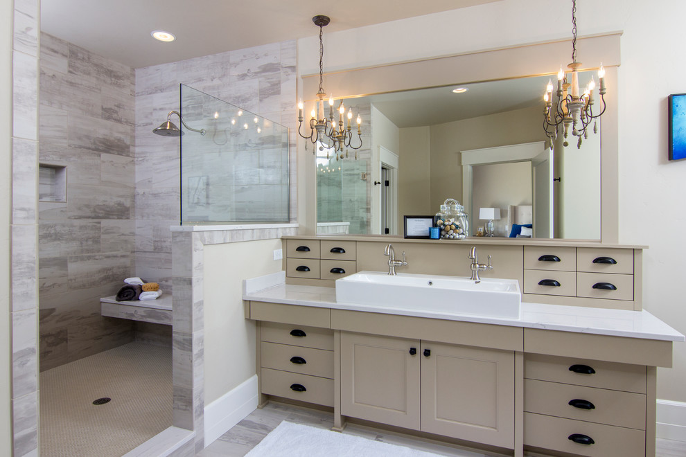 Ejemplo de cuarto de baño principal clásico renovado con armarios estilo shaker, puertas de armario beige, ducha abierta, paredes beige, lavabo de seno grande y ducha abierta