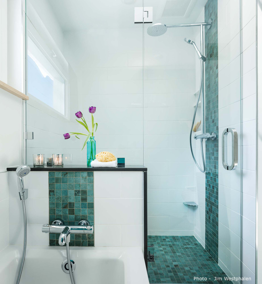Пример оригинального дизайна: маленькая главная ванная комната в современном стиле с белой плиткой, цементной плиткой, белыми стенами, полом из керамической плитки и зеленым полом для на участке и в саду