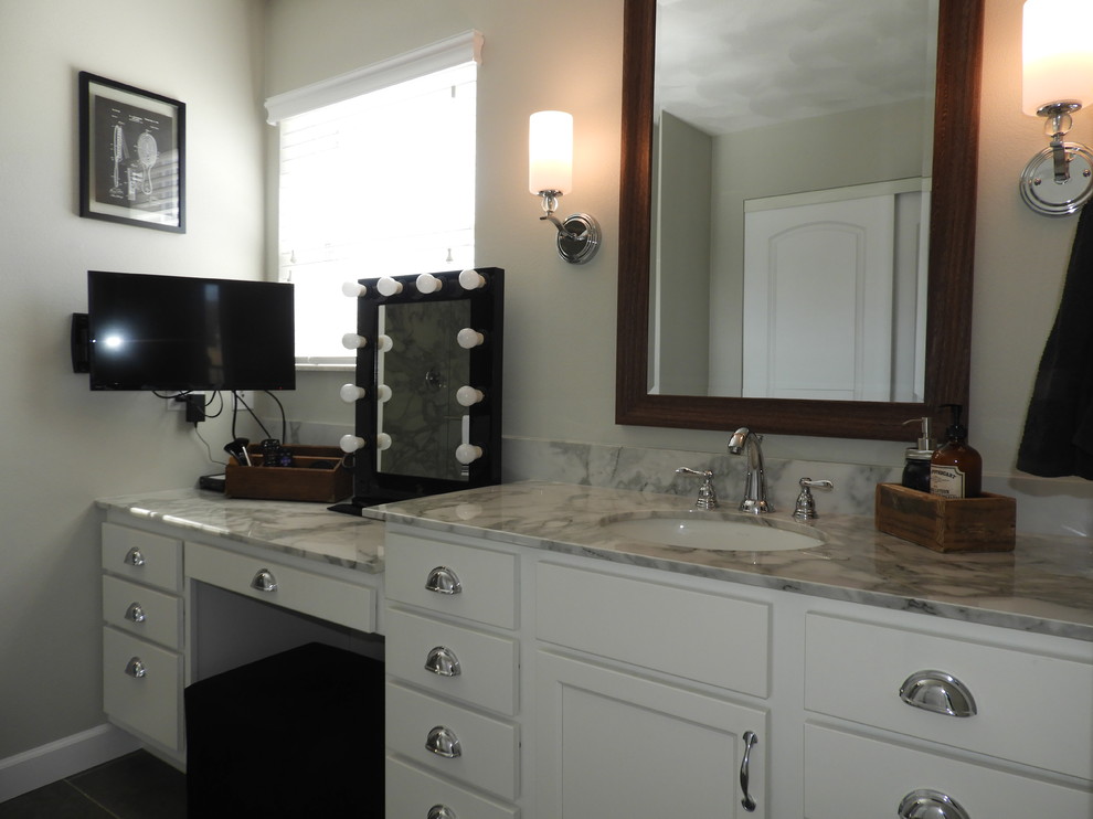 Klassisk inredning av ett stort en-suite badrum, med släta luckor, vita skåp, en toalettstol med separat cisternkåpa, beige kakel, beige väggar, klinkergolv i keramik, ett integrerad handfat, marmorbänkskiva, grått golv och dusch med skjutdörr