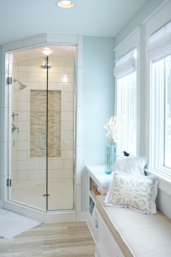 Klassisches Badezimmer En Suite mit Schrankfronten im Shaker-Stil, weißen Schränken und blauer Wandfarbe in Grand Rapids