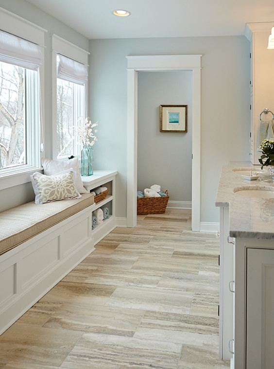Foto di una stanza da bagno padronale tradizionale con ante in stile shaker, ante bianche, top in marmo, lavabo sottopiano e pareti blu