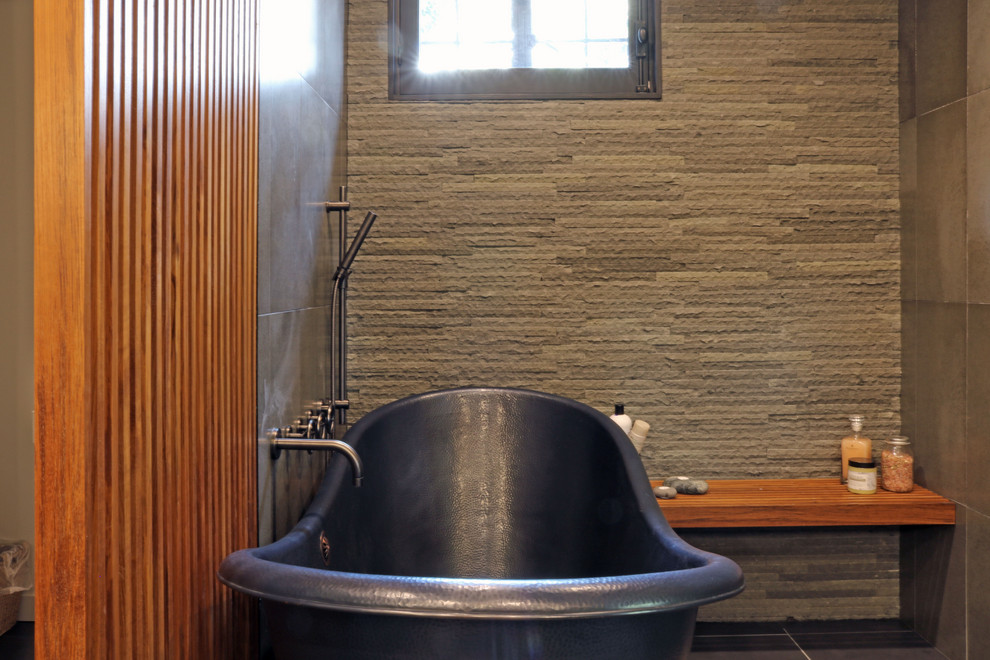 Esempio di una grande stanza da bagno padronale minimalista con ante lisce, ante in legno bruno, vasca freestanding, piastrelle grigie, piastrelle in pietra, pareti bianche, pavimento in ardesia, lavabo sottopiano, top in quarzo composito, pavimento grigio e top grigio