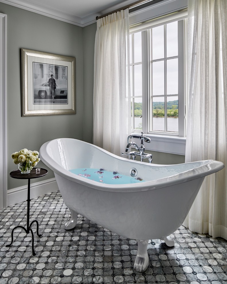 Imagen de cuarto de baño principal clásico de tamaño medio con armarios con rebordes decorativos, bañera con patas, paredes grises, suelo de mármol y suelo gris