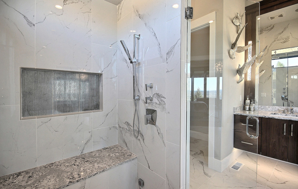 На фото: огромная главная ванная комната в современном стиле с плоскими фасадами, коричневыми фасадами, отдельно стоящей ванной, душем без бортиков, унитазом-моноблоком, белой плиткой, керамической плиткой, бежевыми стенами, полом из керамической плитки, врезной раковиной, столешницей из искусственного кварца, белым полом, душем с распашными дверями и серой столешницей с