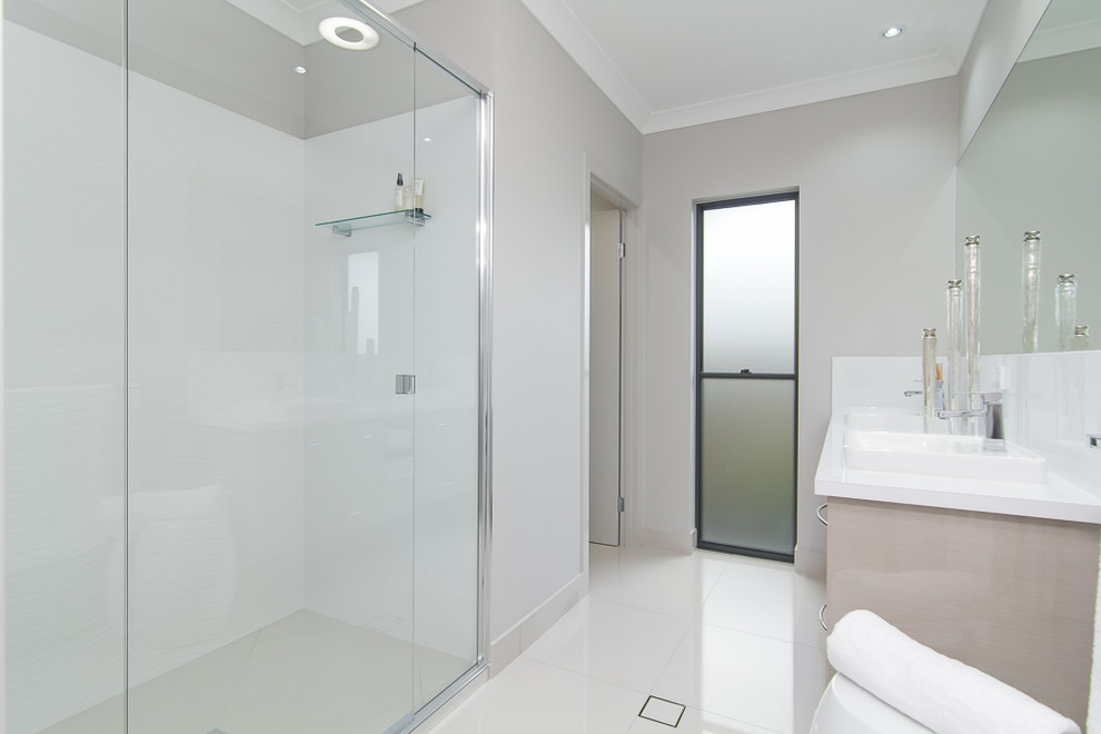 Photo of a modern bathroom in Cairns.