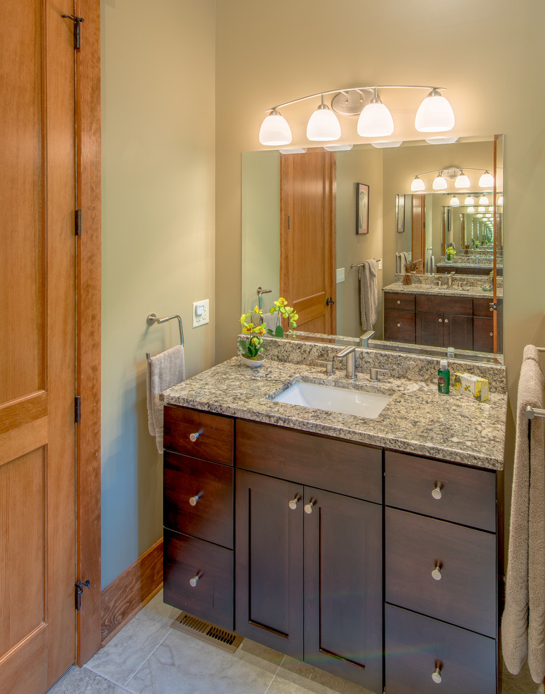 Uriges Badezimmer mit Unterbauwaschbecken, Schrankfronten im Shaker-Stil, dunklen Holzschränken, Granit-Waschbecken/Waschtisch und Keramikboden in Sonstige