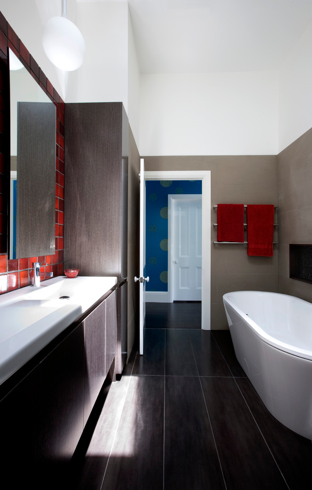 Idéer för att renovera ett funkis badrum, med ett fristående badkar och svart golv