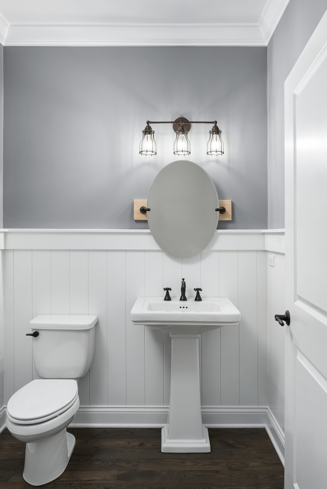 Идея дизайна: ванная комната среднего размера в стиле кантри с раздельным унитазом, серыми стенами, темным паркетным полом, душевой кабиной, раковиной с пьедесталом и коричневым полом