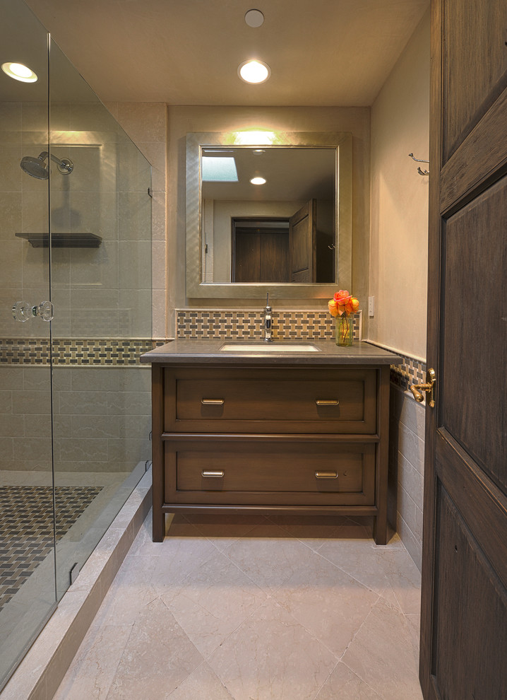 Idées déco pour une grande salle de bain contemporaine en bois foncé avec un placard en trompe-l'oeil, un carrelage beige, un carrelage marron, un carrelage gris, un carrelage vert, des carreaux de porcelaine, un mur beige, un sol en travertin, un lavabo encastré, un plan de toilette en quartz, un plan de toilette gris, un sol beige et une cabine de douche à porte battante.