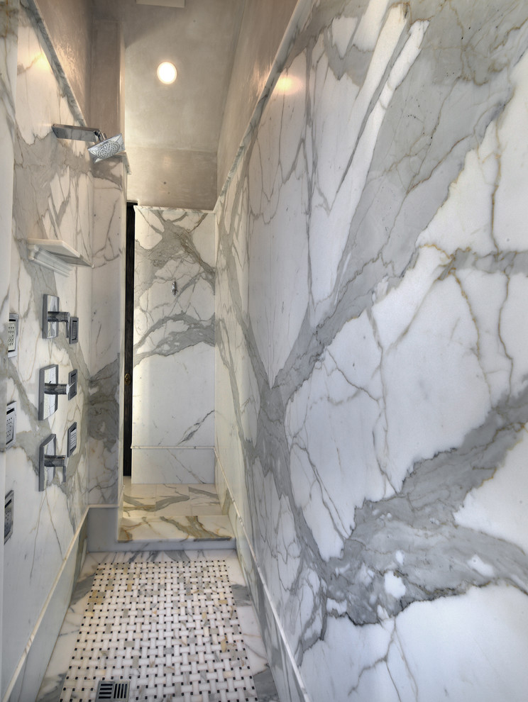 Foto på ett mycket stort funkis en-suite badrum, med luckor med upphöjd panel, skåp i mörkt trä, ett fristående badkar, en öppen dusch, grå kakel, vit kakel, mosaik, beige väggar, marmorgolv, ett undermonterad handfat och marmorbänkskiva