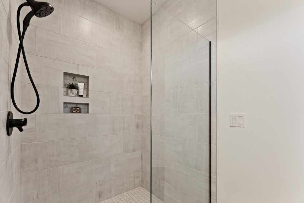 Modern inredning av ett mellanstort badrum med dusch, med en kantlös dusch, vit kakel, keramikplattor, vita väggar, klinkergolv i keramik, vitt golv och dusch med gångjärnsdörr