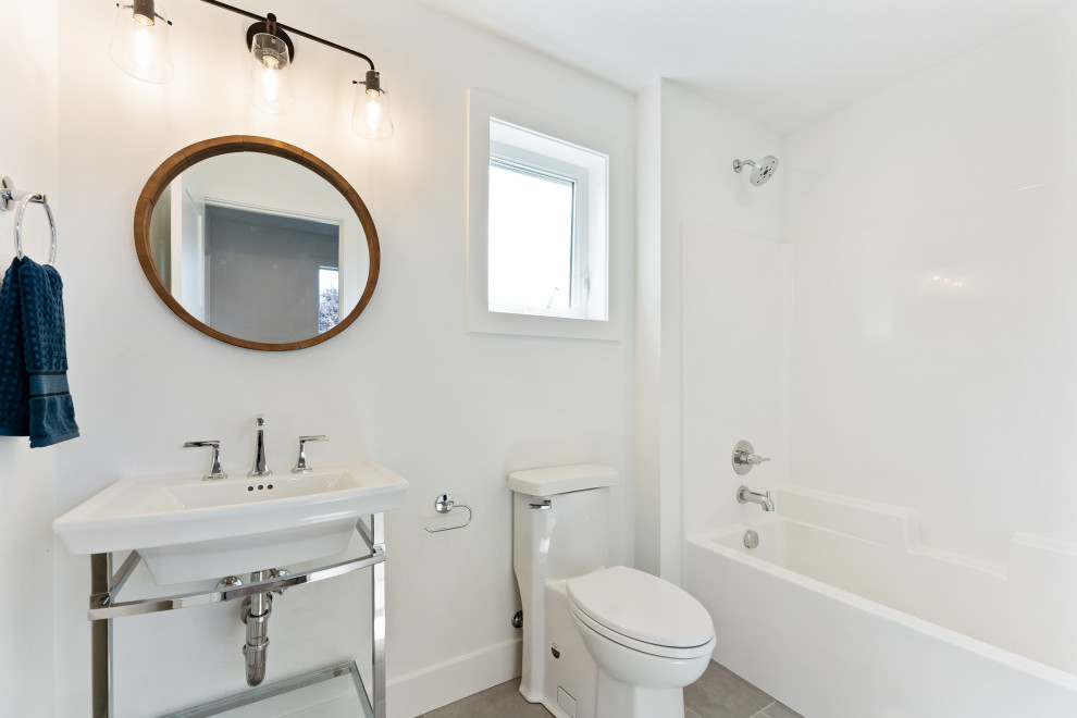 Immagine di una stanza da bagno contemporanea di medie dimensioni con pareti bianche, pavimento con piastrelle in ceramica e un lavabo